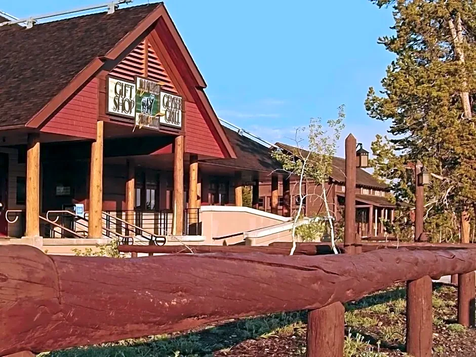 Old Faithful Snow Lodge & Cabins