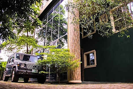 De Web Hotel & Lodge