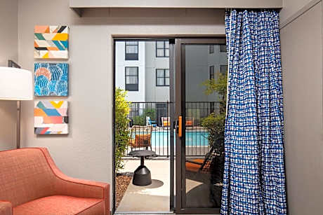 One-Bedroom Suite with Two Queen Beds with Kitchen, Patio and Pool View/Non-Smoking