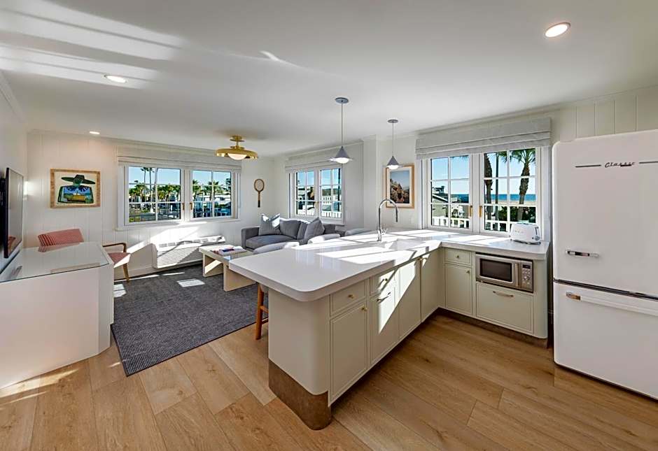 Bay Shores Peninsula Hotel