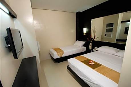 Family Room (3 Adults)