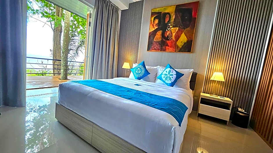 Photo 1 of 6 of 1 Queen Bed, Sea View