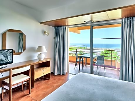 One-Bedroom Apartment with Sea View