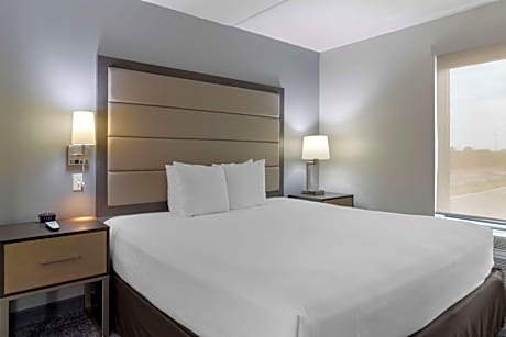 1 King Bed Nsmk Pillow Micrfg Full Breakfast