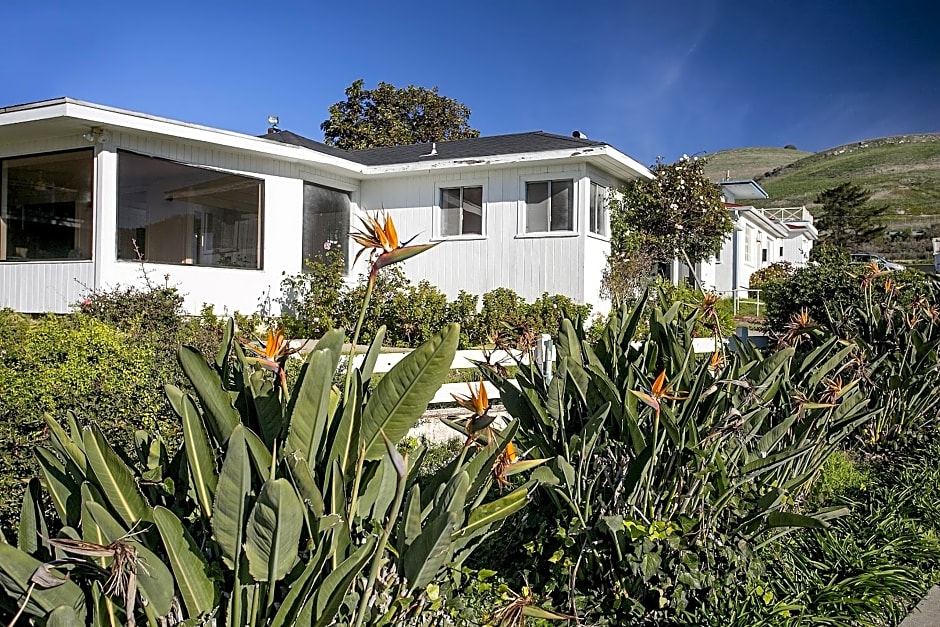 Tides Oceanview Inn and Cottages