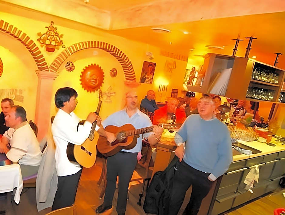 Hotel Blume / El Azteca