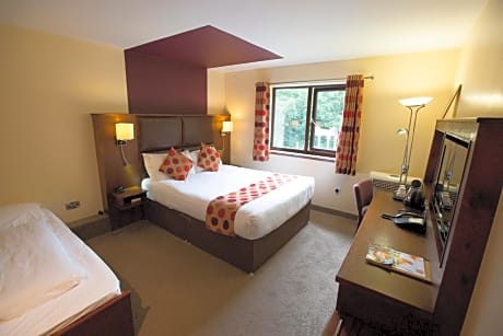 Family Room (2 Adults + 2 Children)