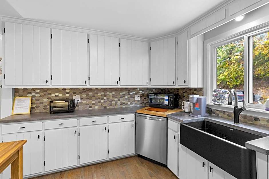 Canandaigua Lake Retreat with view and private beach access, foliage, hike, and Ski
