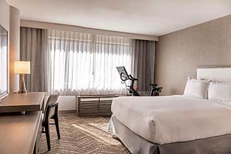 Queen Room - Mobility Access Tub/Non-Smoking