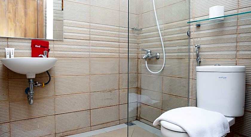 RedDoorz Plus near Pasundan University