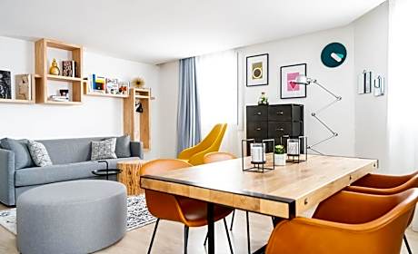 Suite (1 Queen Bed and 1 Sofa Bed)
