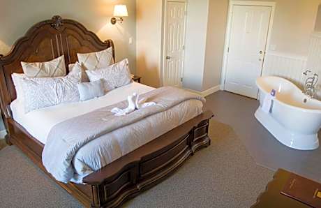 Deluxe King Suite with Spa Bath