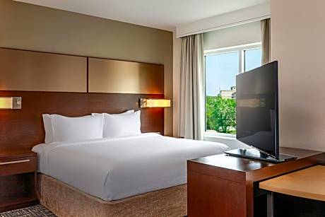 King Studio with Sofa Bed - Hearing Accessible