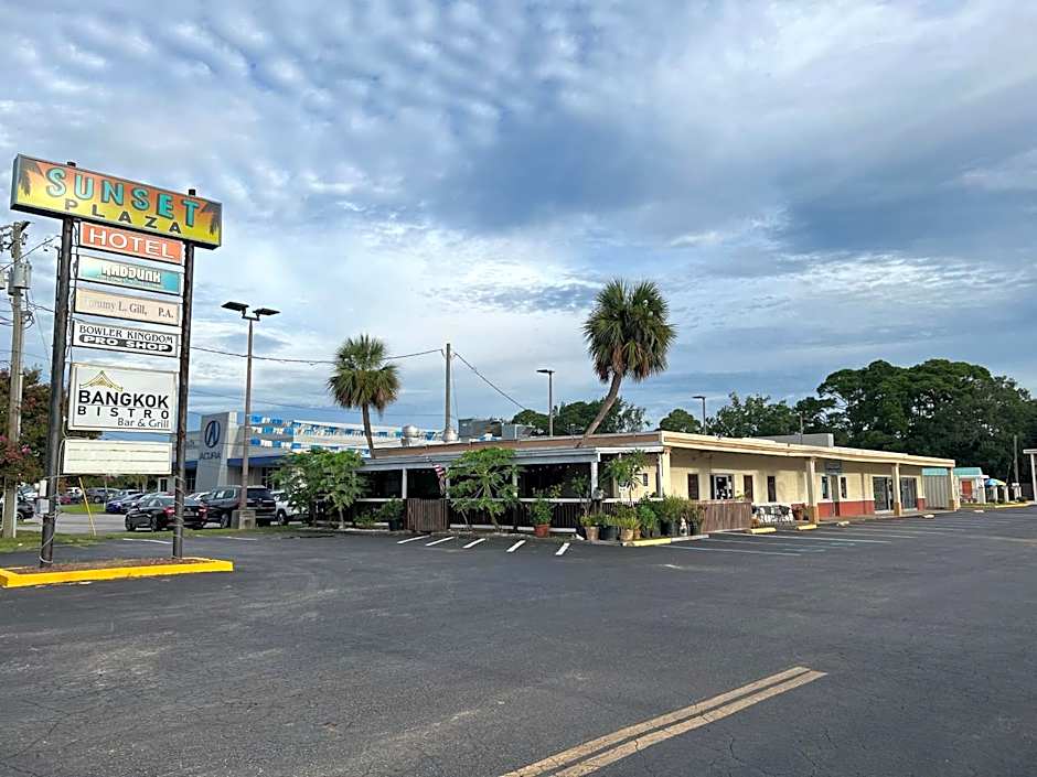 Hole Inn the Wall Hotel - Fort Walton Beach - Sunset Plaza - near Beaches & Hurlburt