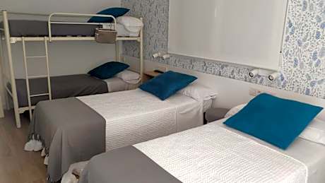 Single Bed in Mixed Dormitory Room