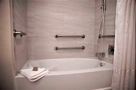 1 King Hearing Accessible Tub