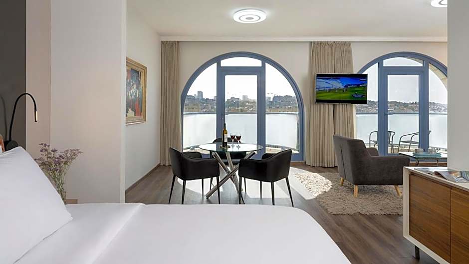 Photo 1 of 6 of Executive Suite