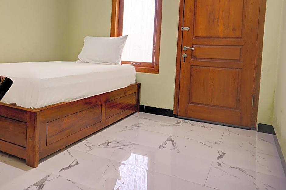 OYO Life 92922 Kost Bu Mala 1 Syariah