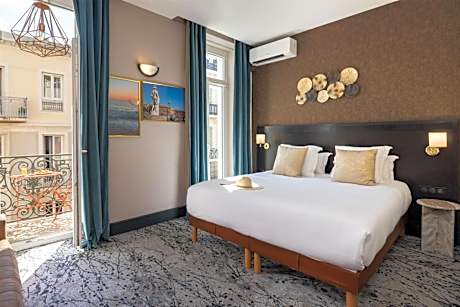 Queen Junior Suite with Balcony - Non-Smoking