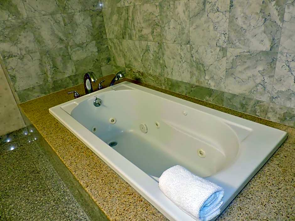 Marco LaGuardia Hotel & Suites