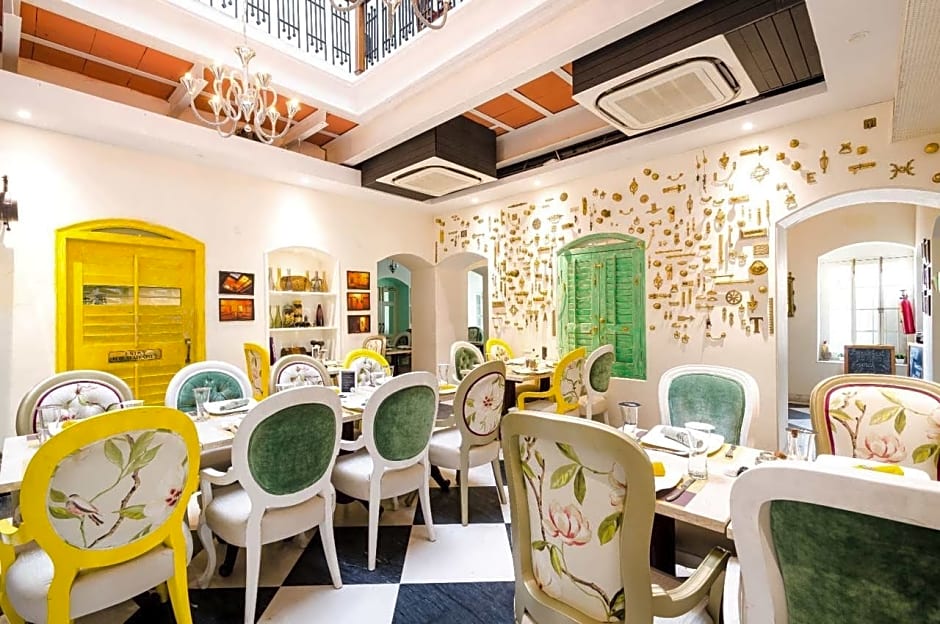 The Corner Courtyard – Calcutta, LA