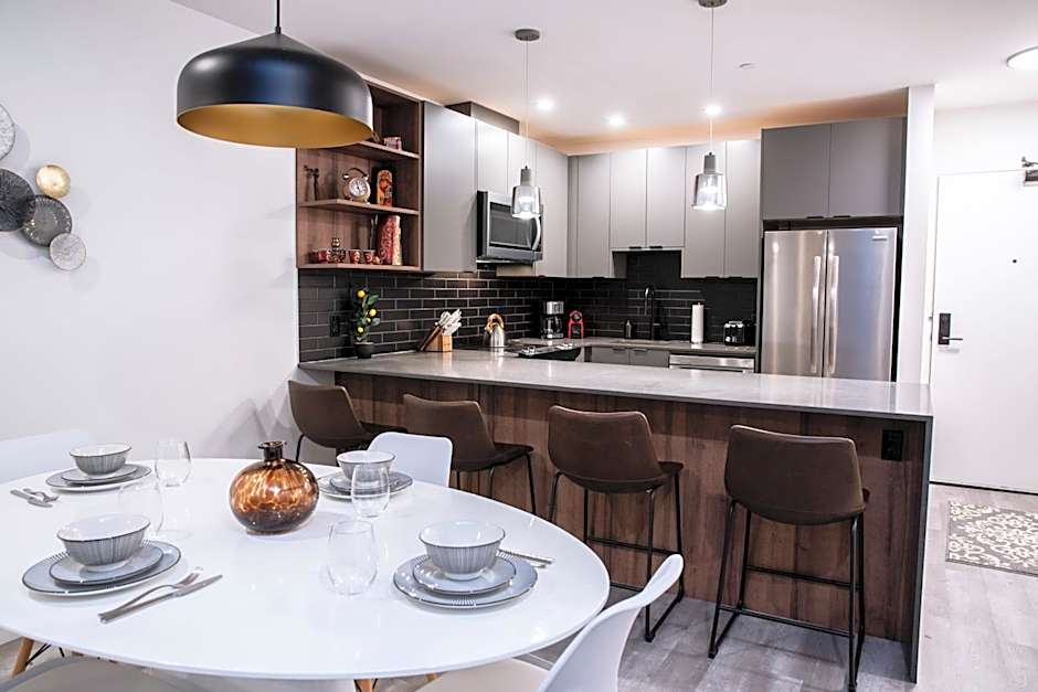 Revelstoke Marvel - Two Bedroom with Hot Tub