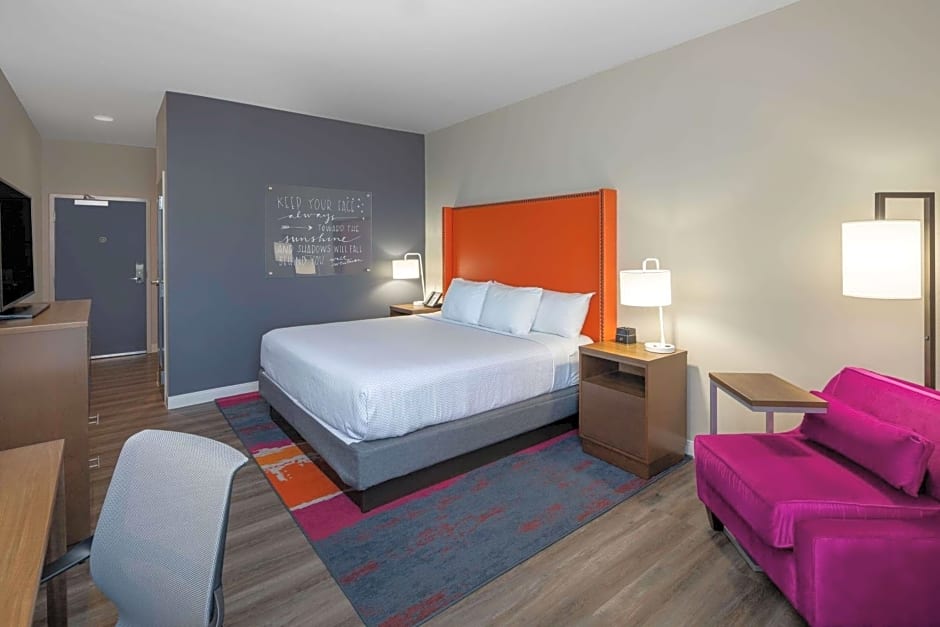 La Quinta Inn & Suites by Wyndham Greensboro Airport
