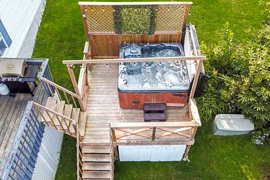 Lake retreat 5BR with SPA, watercraft and kids playground