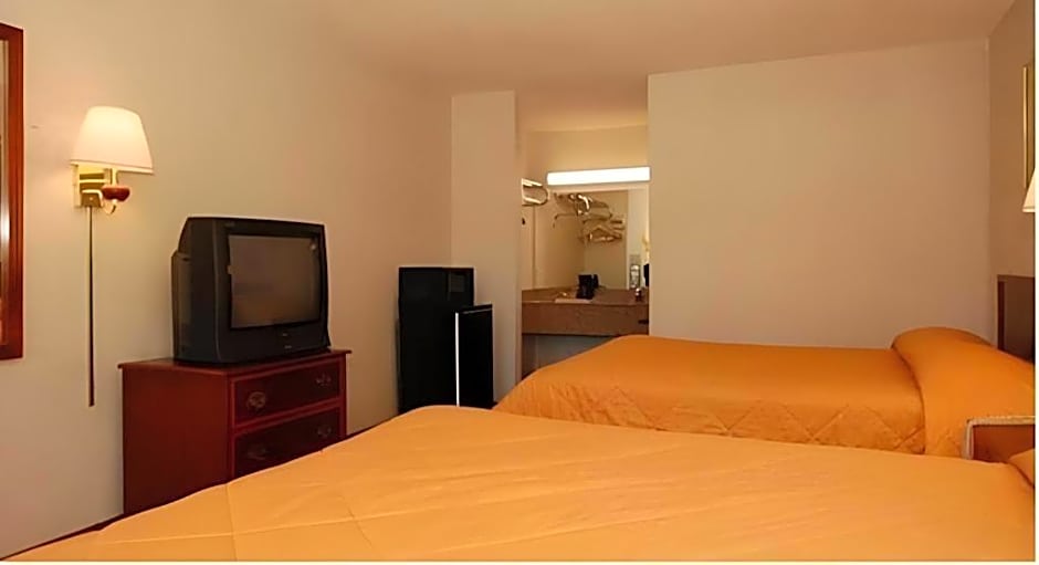Econo Lodge Inn & Suites Forest