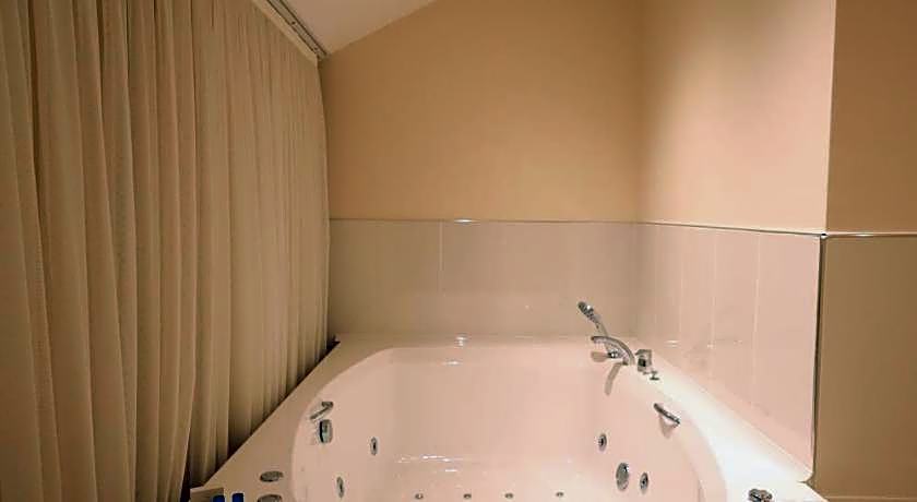 GREEN ROOF BOUTIQUE HOTEL