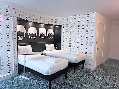 Accessible Standard Room with 2 single beds