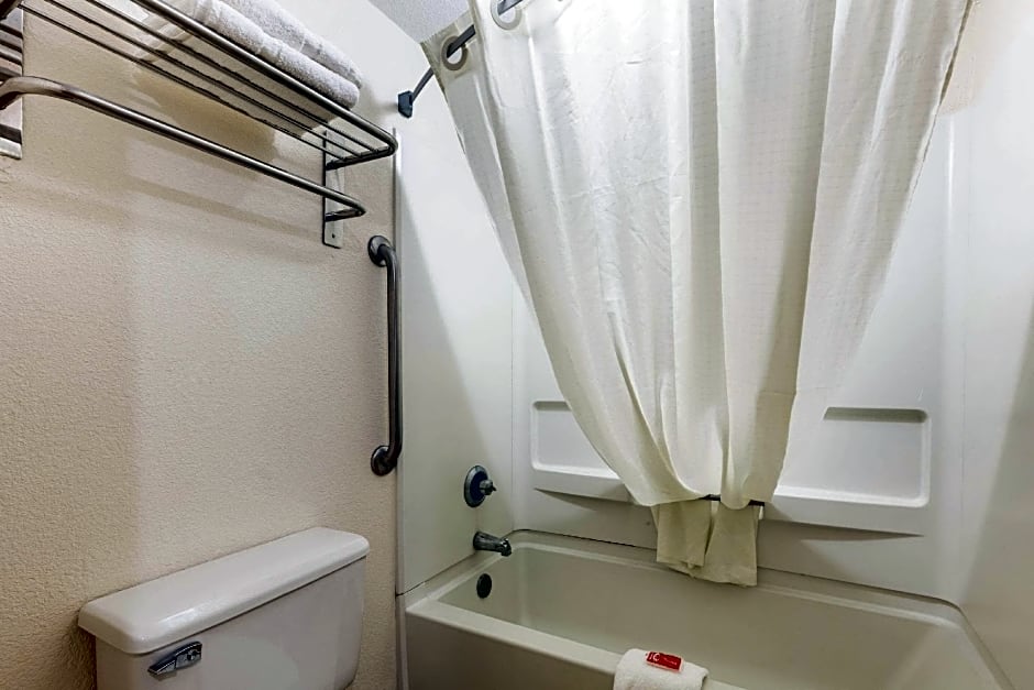 Econo Lodge Inn & Suites Memphis East