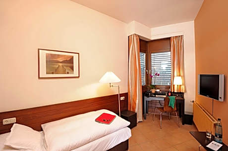 Double Room with Street View