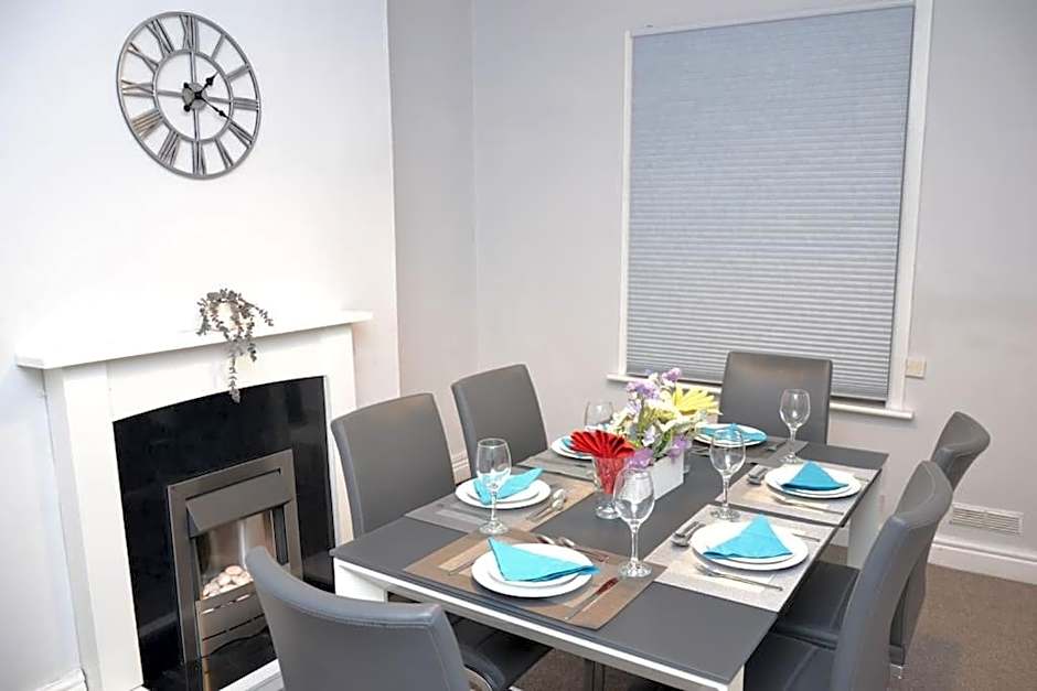 Salisbury - New 3br home, wifi, parking, sleeps 6, near Liverpool city centre