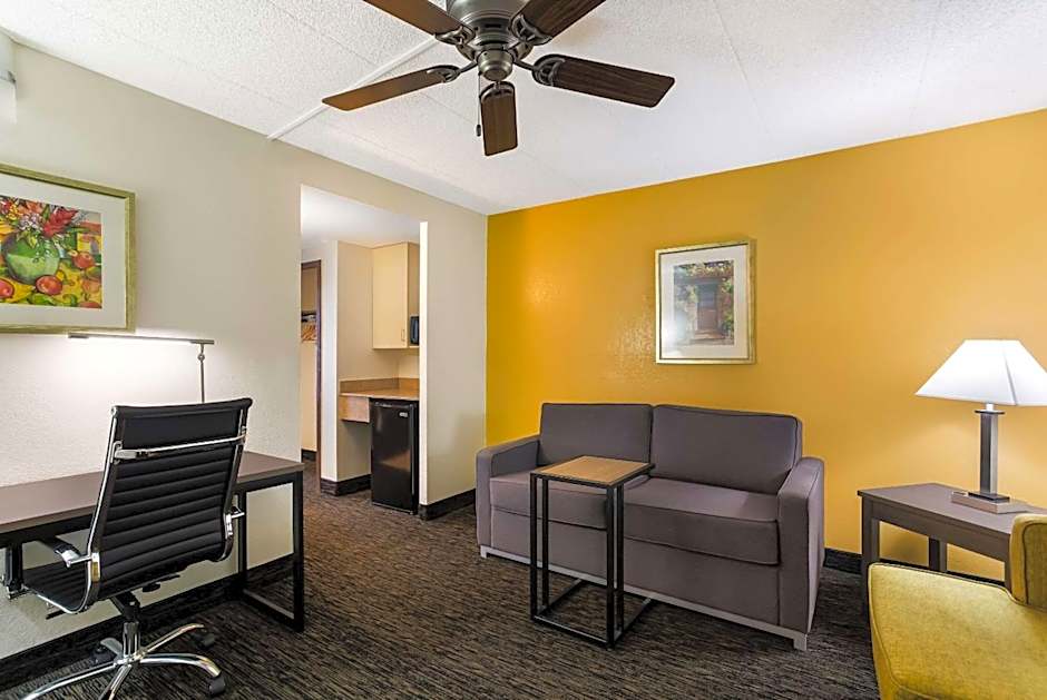 Quality Suites Milwaukee Airport