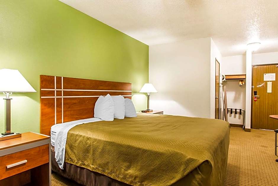 Econo Lodge & Suites Pekin