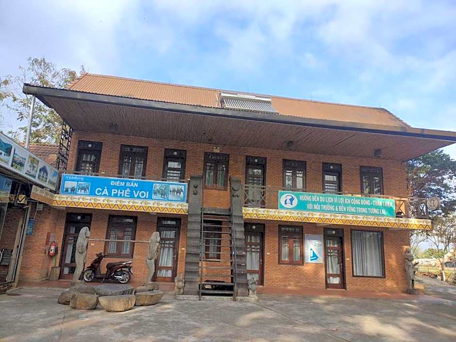 Van Long Elephants Lakeside View Hotel