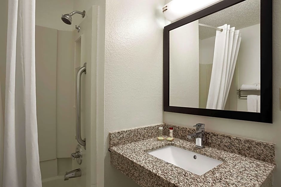 Super 8 by Wyndham Cedar Rapids