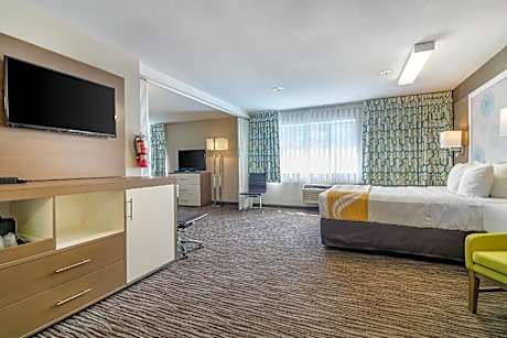 2 Queen Beds, Suite, Nonsmoking, Upgrade