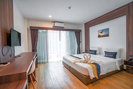 Deluxe Pool Access Room