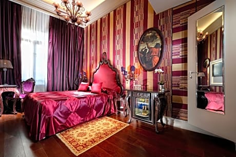 Suite canal view