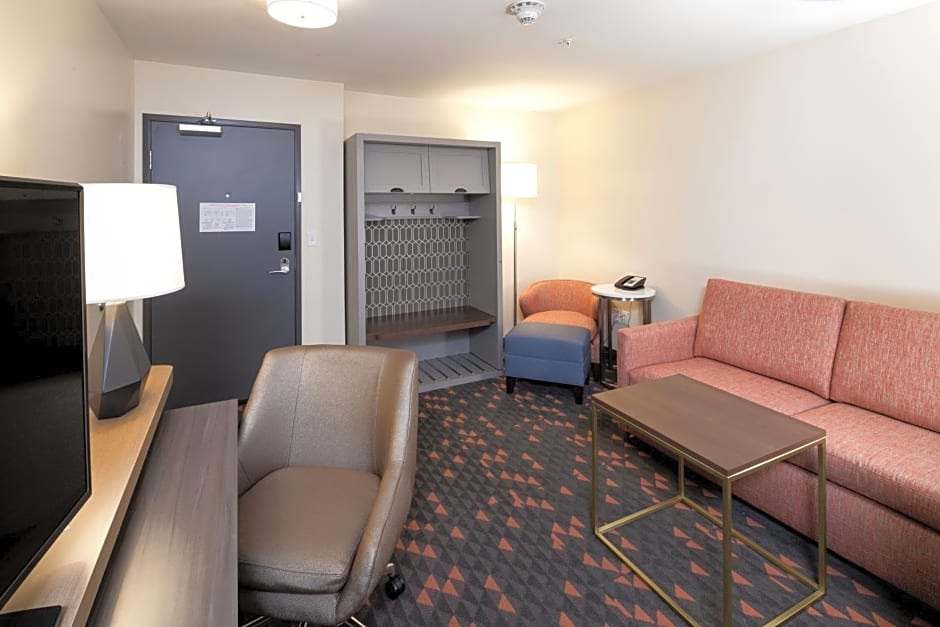 Holiday Inn & Suites - Detroit - Troy, an IHG Hotel