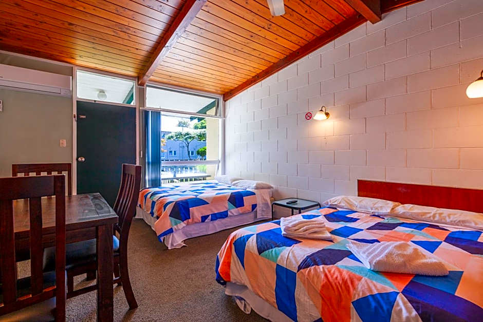 Aaryn Court Motel