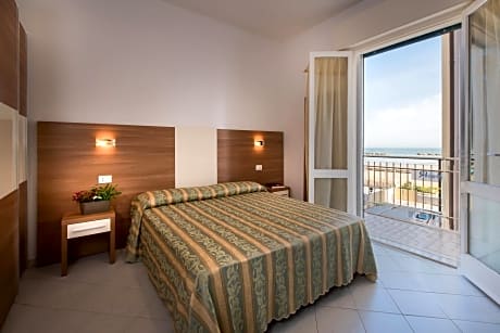 Double or Twin Room with Partial Sea View