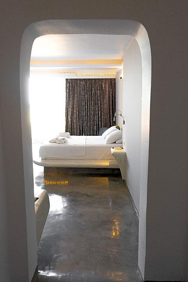 Demilmar Luxury Suites – Perissa, UT