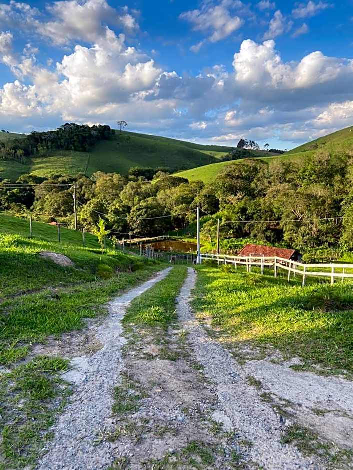 Recanto da Alegria - Casa em Cunha com Jacuzzi,Piscina,Rede,Churrasqueira,Lareira,Deck, Banco de coração