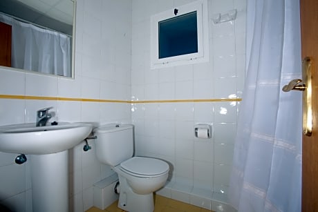 APARTMENT 4 PEOPLE