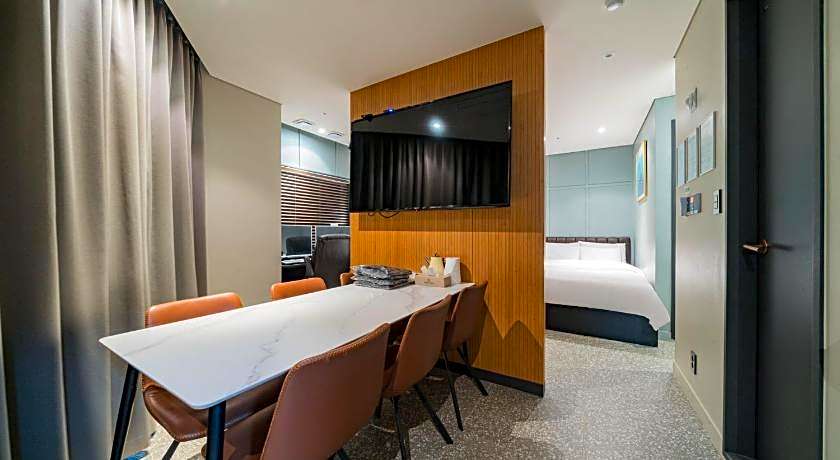 Brown Dot Incheon Nonhyeon Sorae port