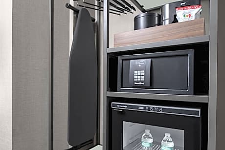 King Room with Adapted Tub - Mobility Accessible