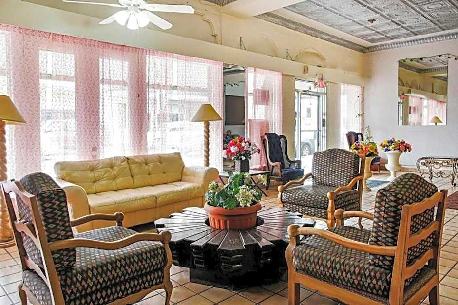 OYO Historic Cameron Hotel Brownsville I-69E